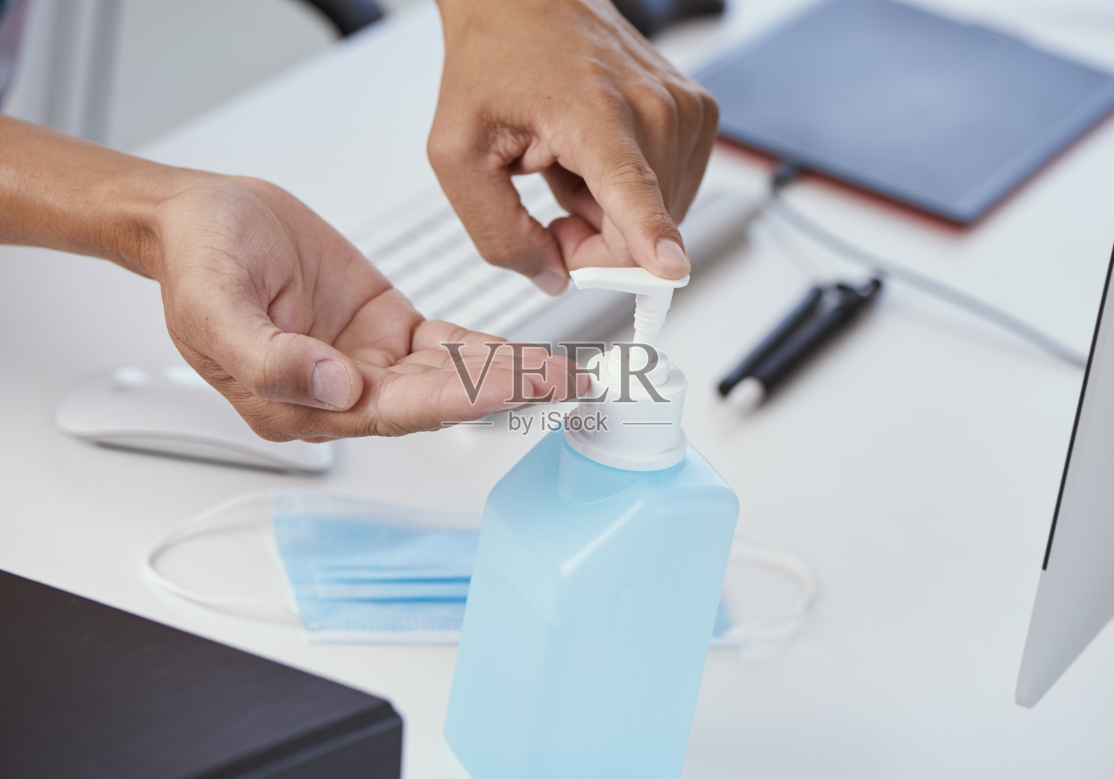 一个正在给双手消毒的人照片摄影图片