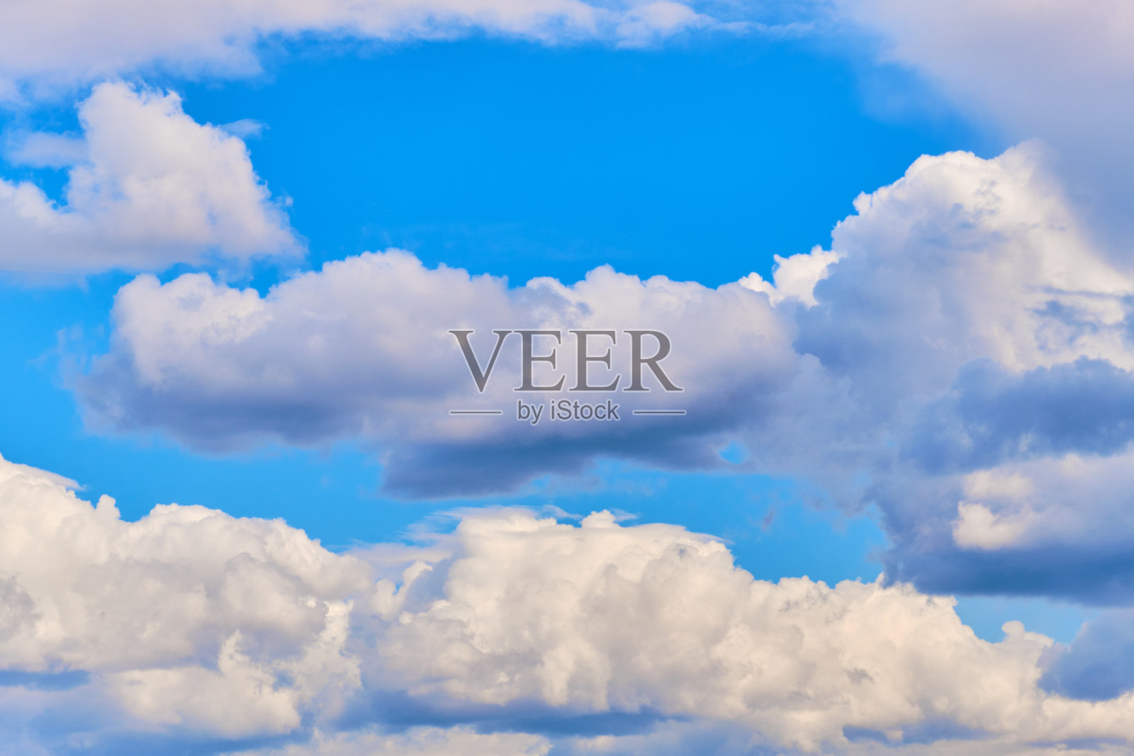 夏天的天空中有很多云彩。照片摄影图片