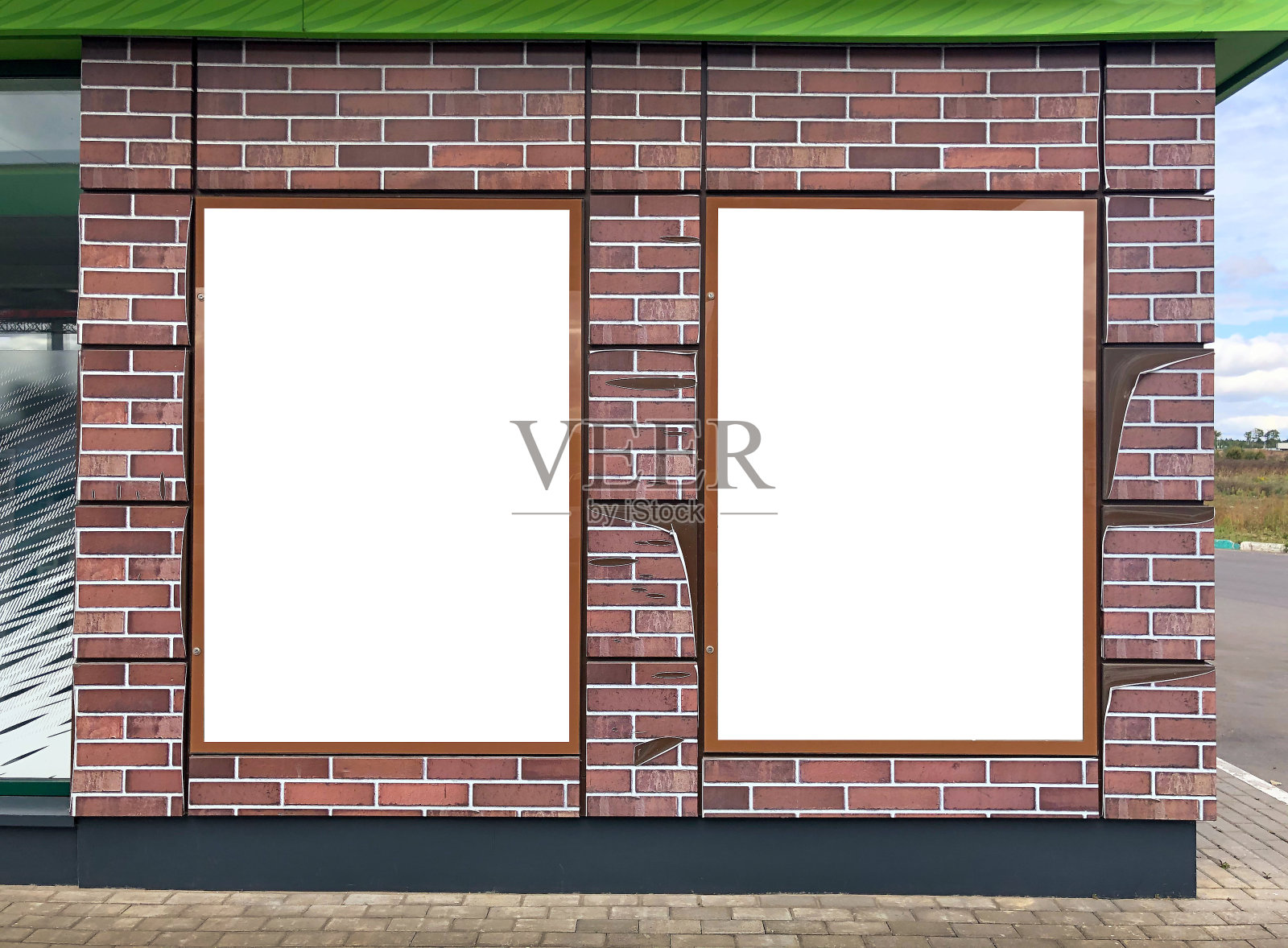 现代的空白广告广告牌横幅在一个城市的户外墙上。你广告项目的模型。照片摄影图片