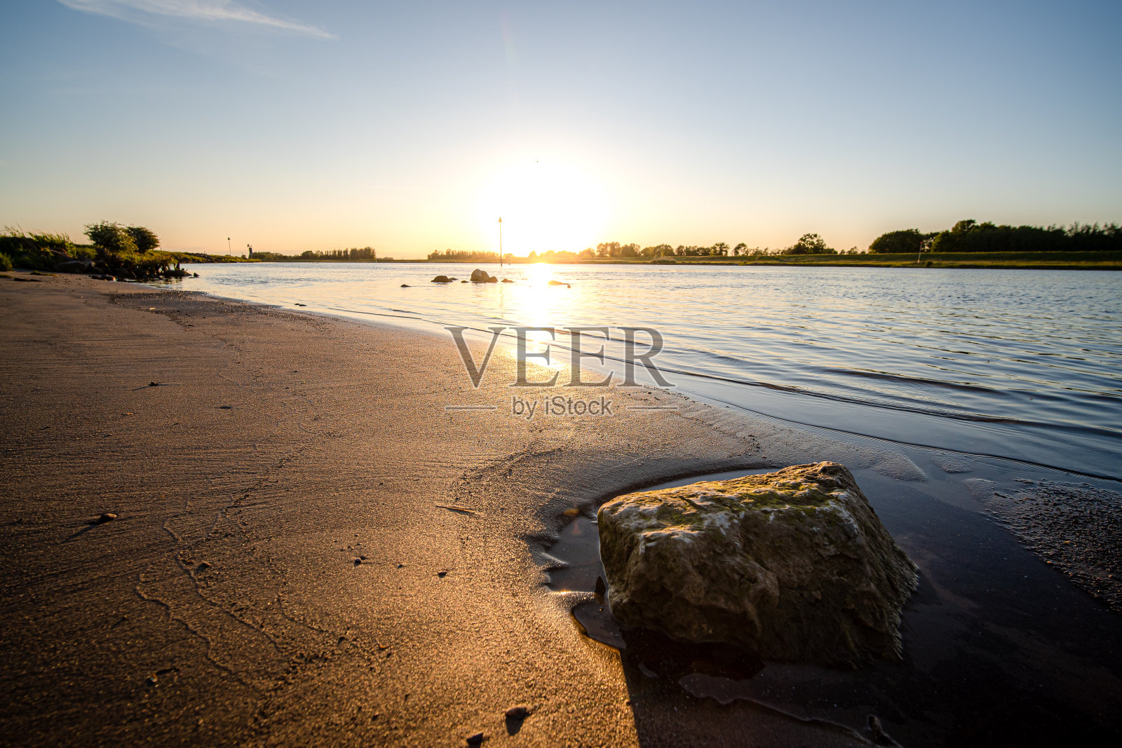 荷兰河岸上的日落照片摄影图片