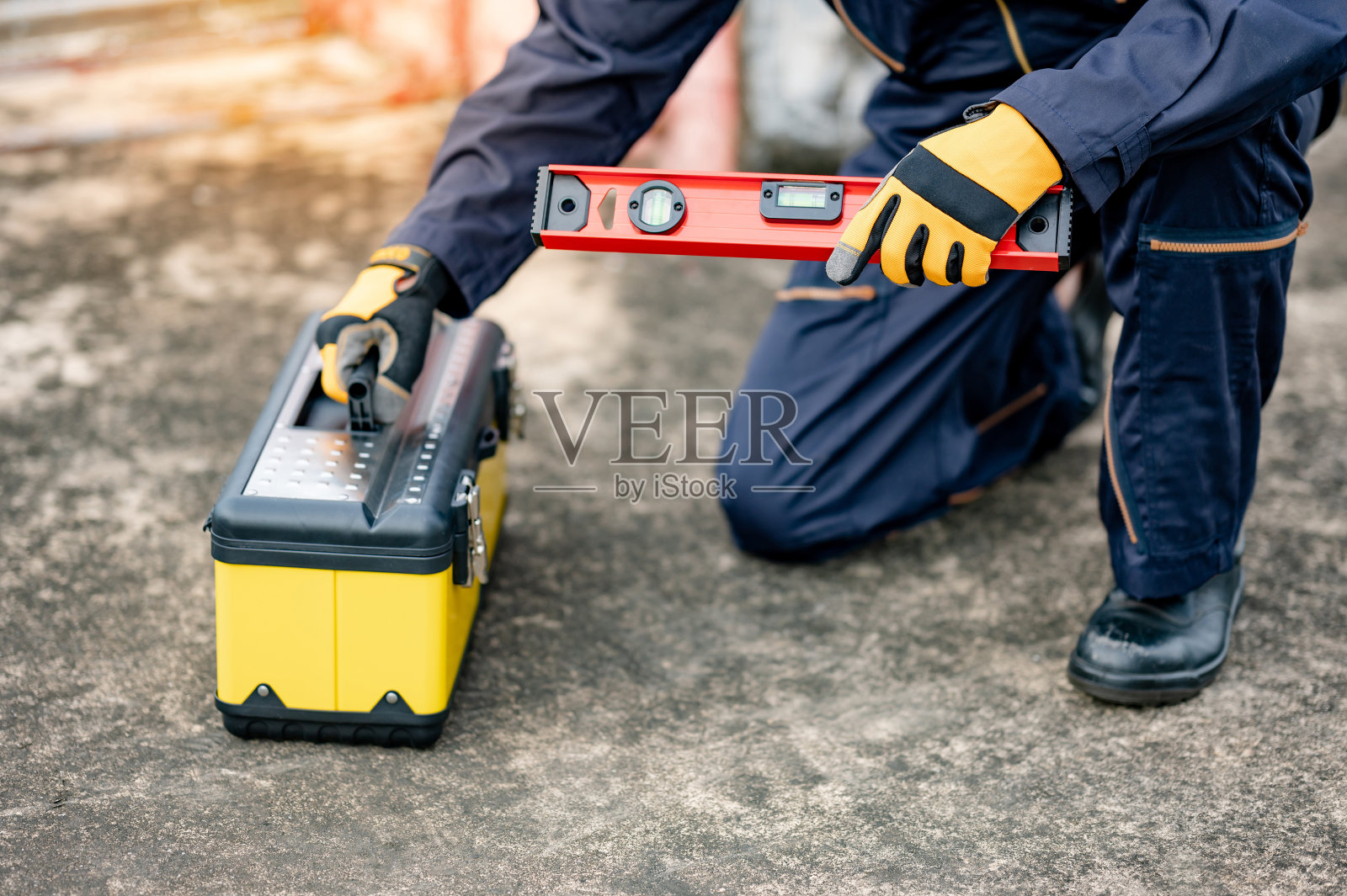 在建筑工地搬运工作工具的工人照片摄影图片