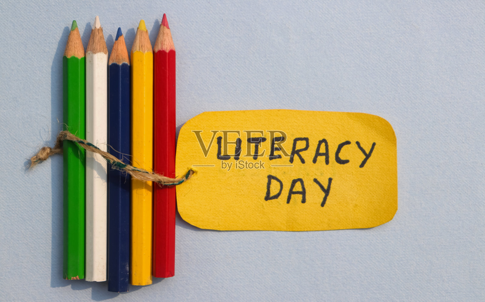 用彩色铅笔写识字日笔记照片摄影图片