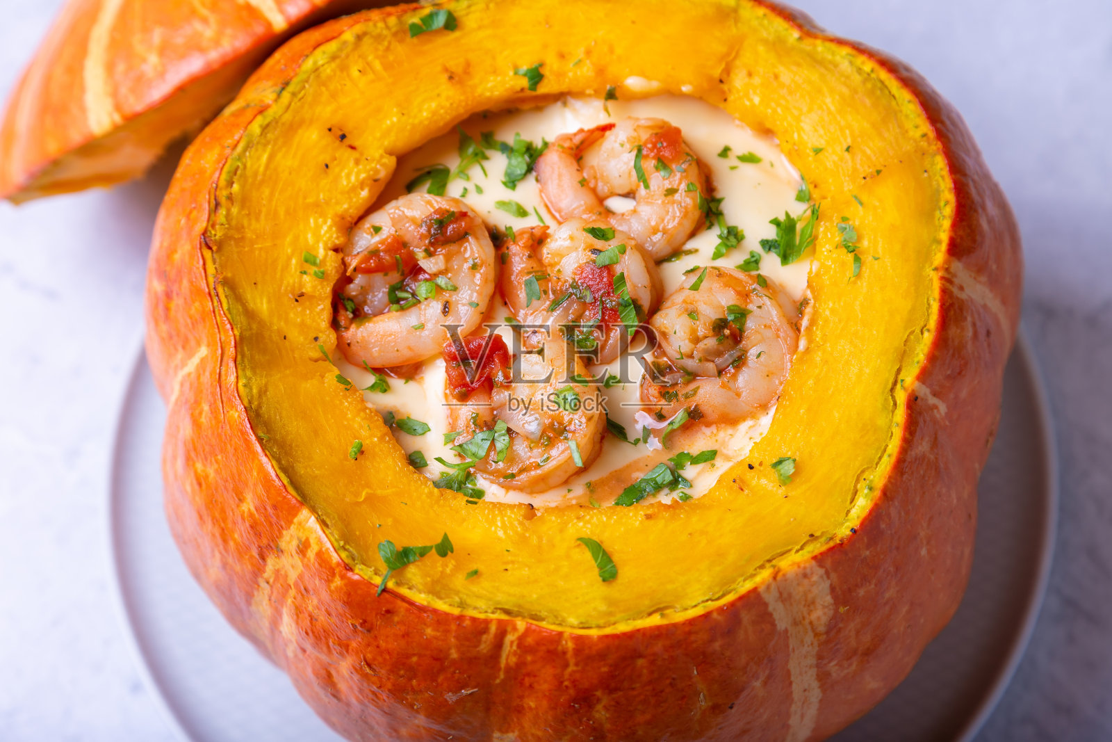 南瓜里塞满了虾和奶酪，烤得整整齐齐。这是巴西的传统菜肴。照片摄影图片