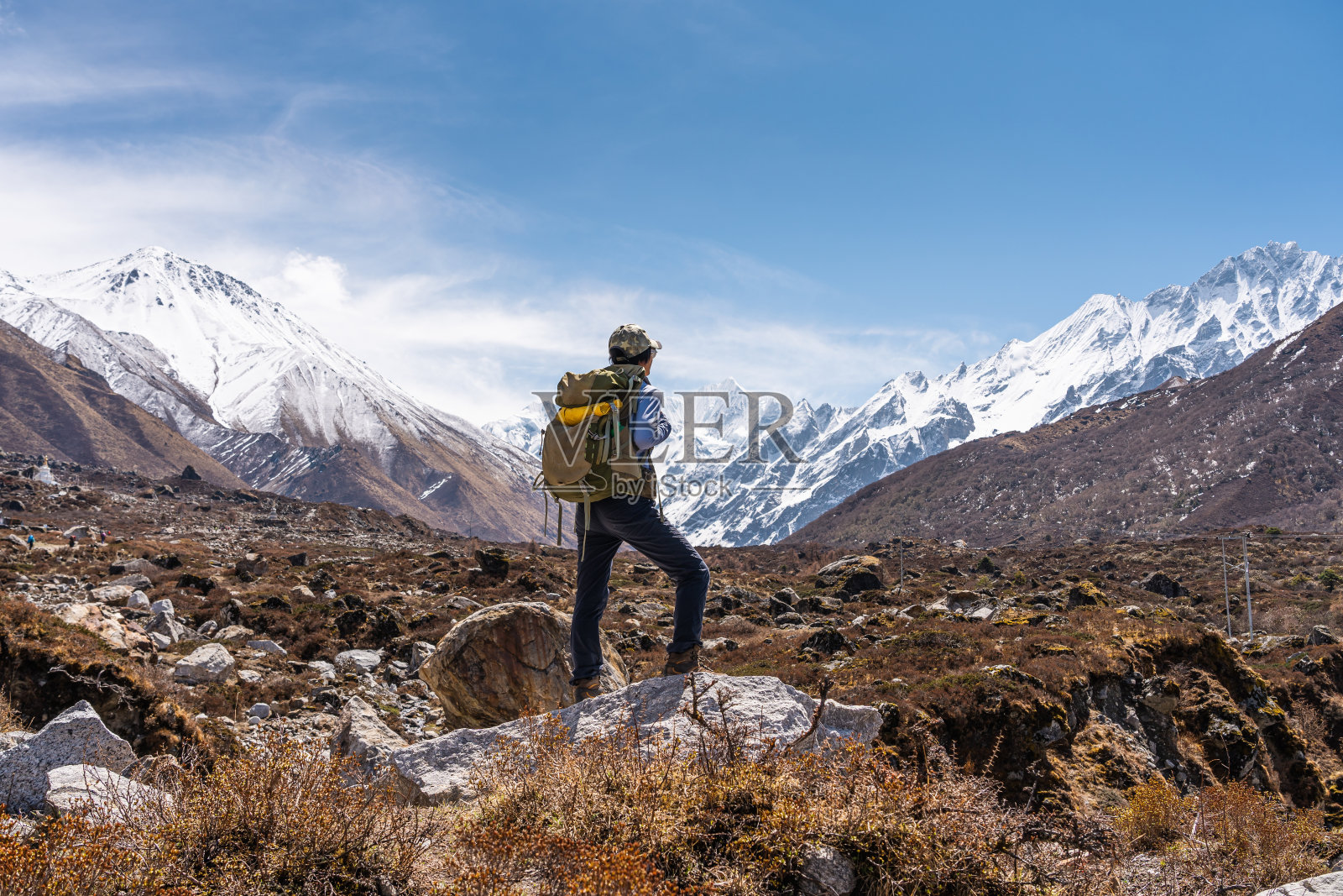 一名年轻的亚洲女子背着背包在琅塘山谷徒步旅行，一名女子在尼泊尔的喜马拉雅山脉旅行照片摄影图片