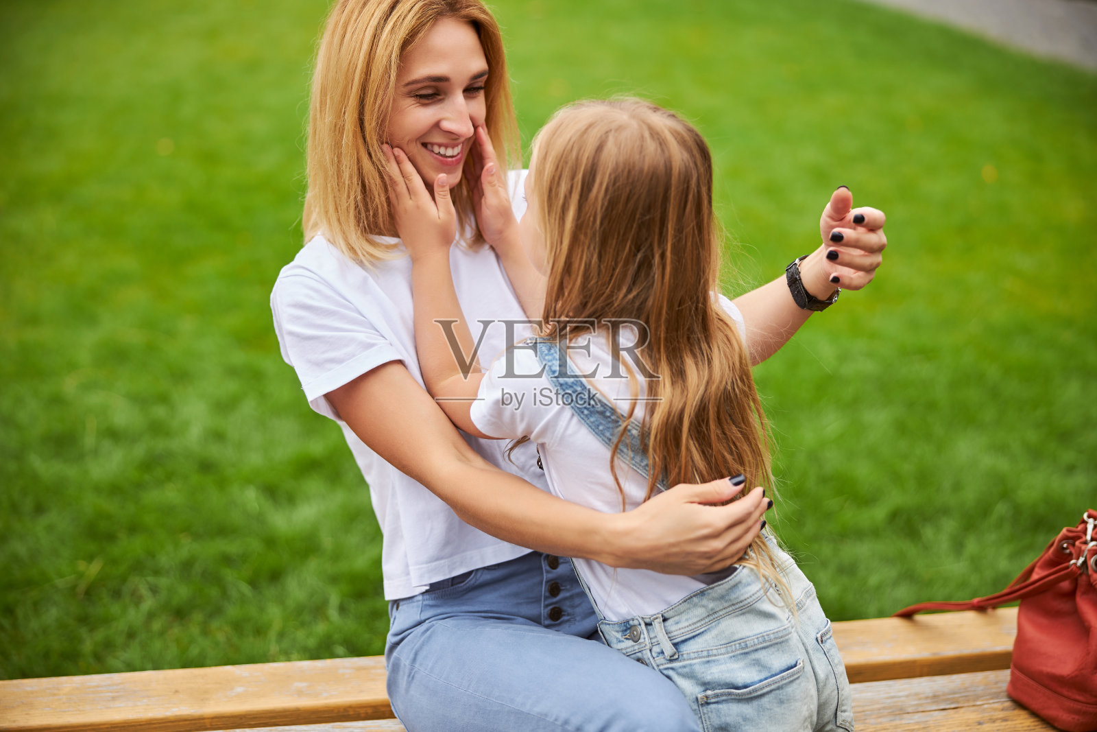 快乐快乐的母亲有乐趣与可爱的小女儿在户外照片摄影图片