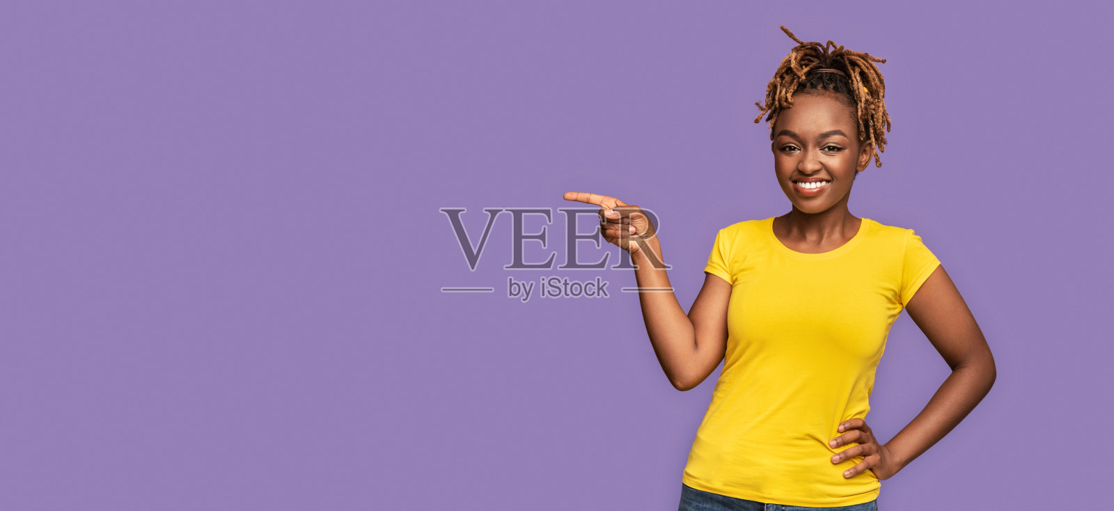 可爱的非洲女孩指着空的空间照片摄影图片