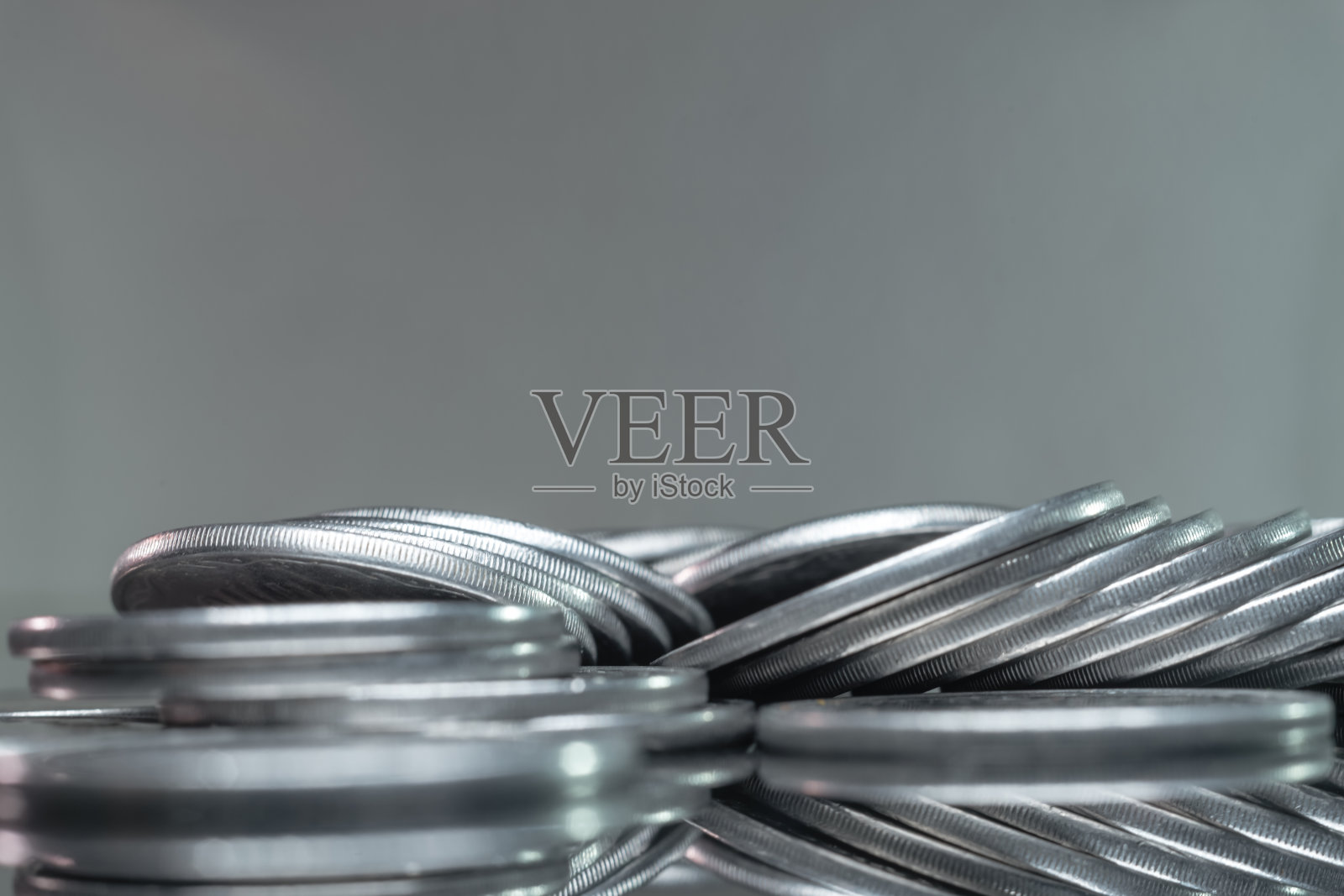 特写硬币放在玻璃桌上，硬币的背景。微距摄影的看法。照片摄影图片