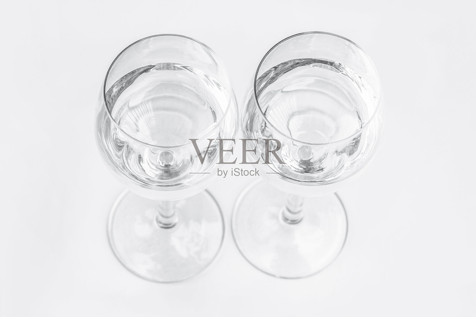 白色背景上的两个玻璃杯。照片摄影图片