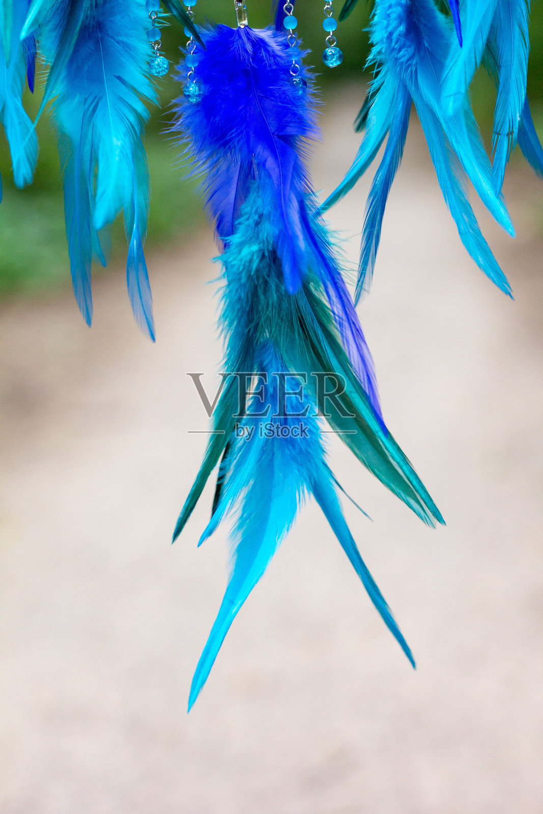 手工捕梦网，用羽毛、线和珠子绳挂照片摄影图片