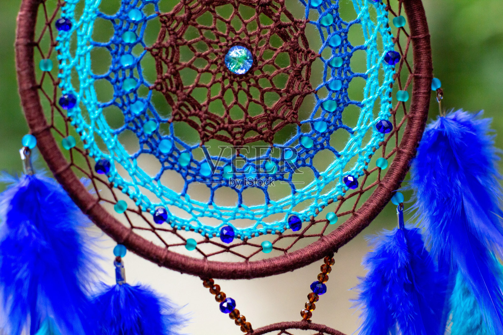 手工捕梦网，用羽毛、线和珠子绳挂照片摄影图片