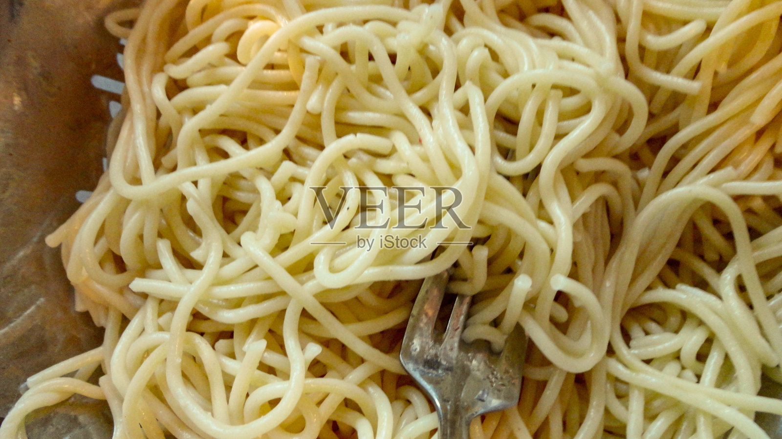 新鲜的意大利面和金属叉子照片摄影图片