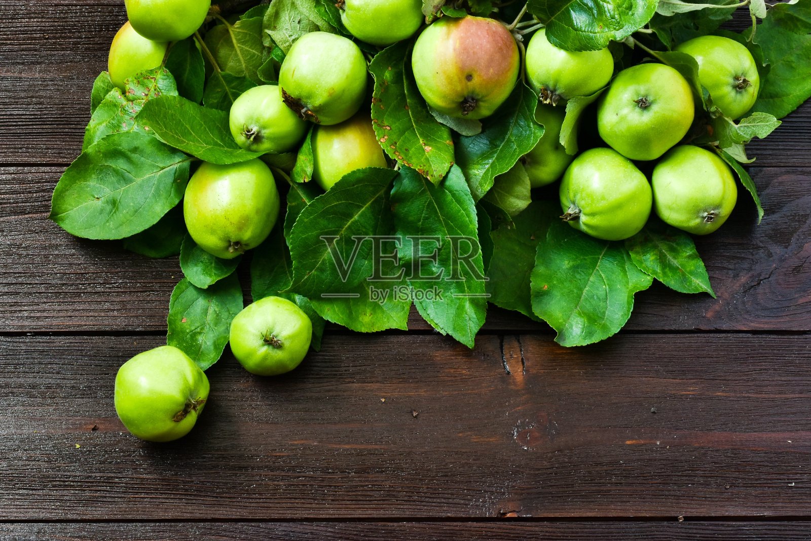 木背景上的新鲜绿苹果。收获的理念，饮食，健康的食品。照片摄影图片