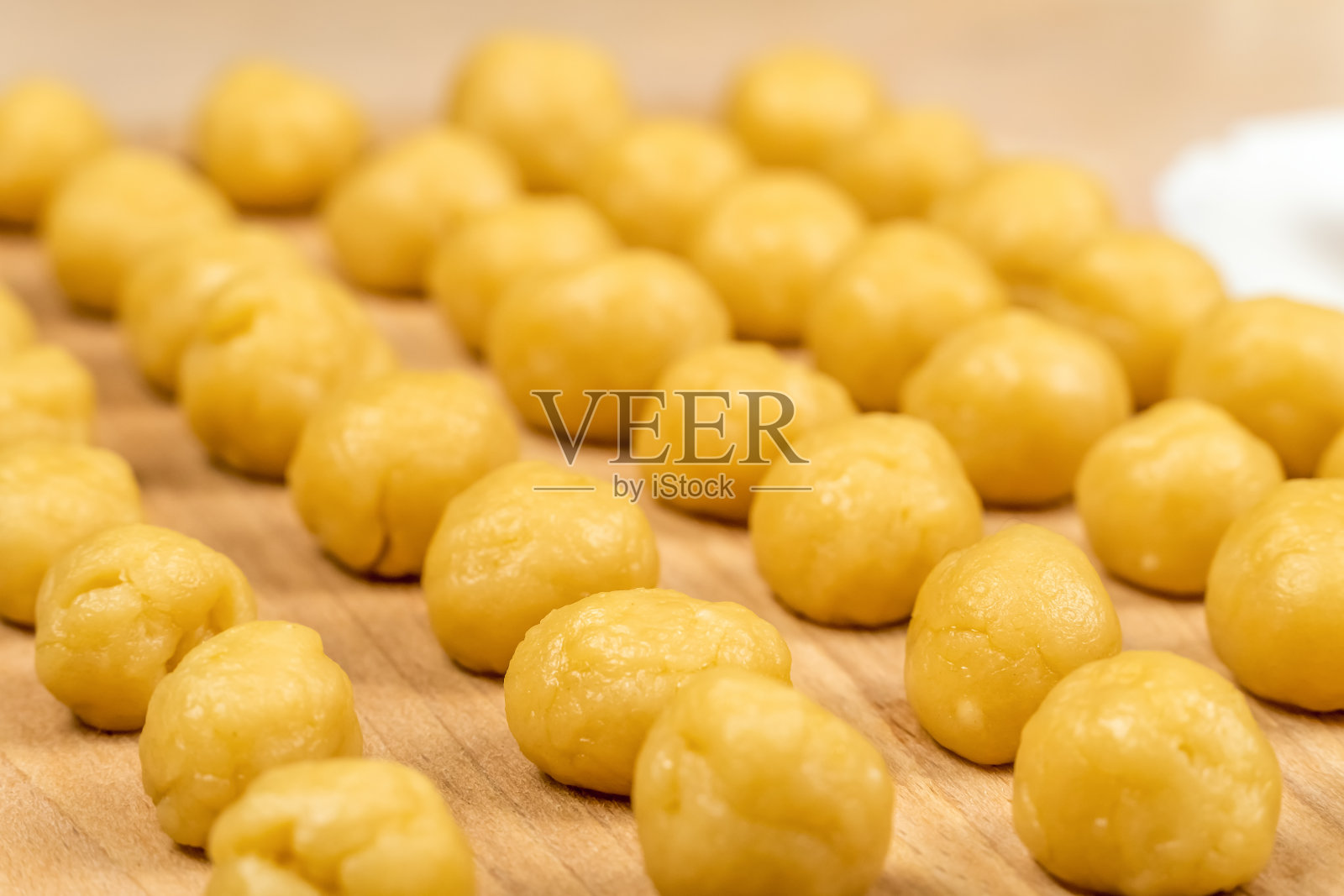 自制的小面团球放在木板上，微距，背景照片摄影图片