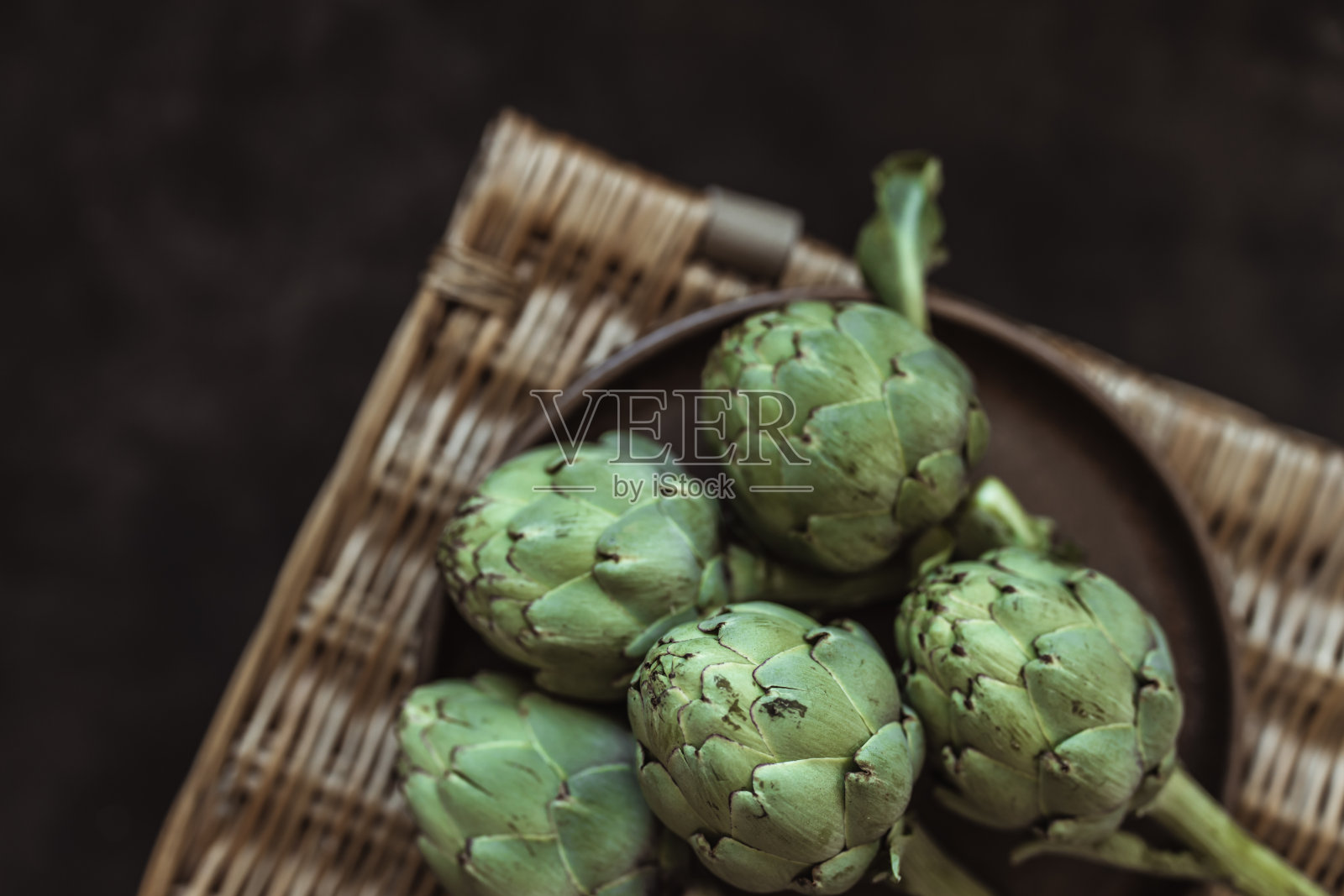 鲜绿洋蓟。前视图。本空间照片摄影图片