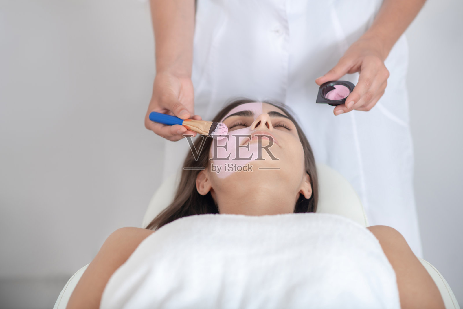 黑头发的女人正在诊所做美容手术照片摄影图片