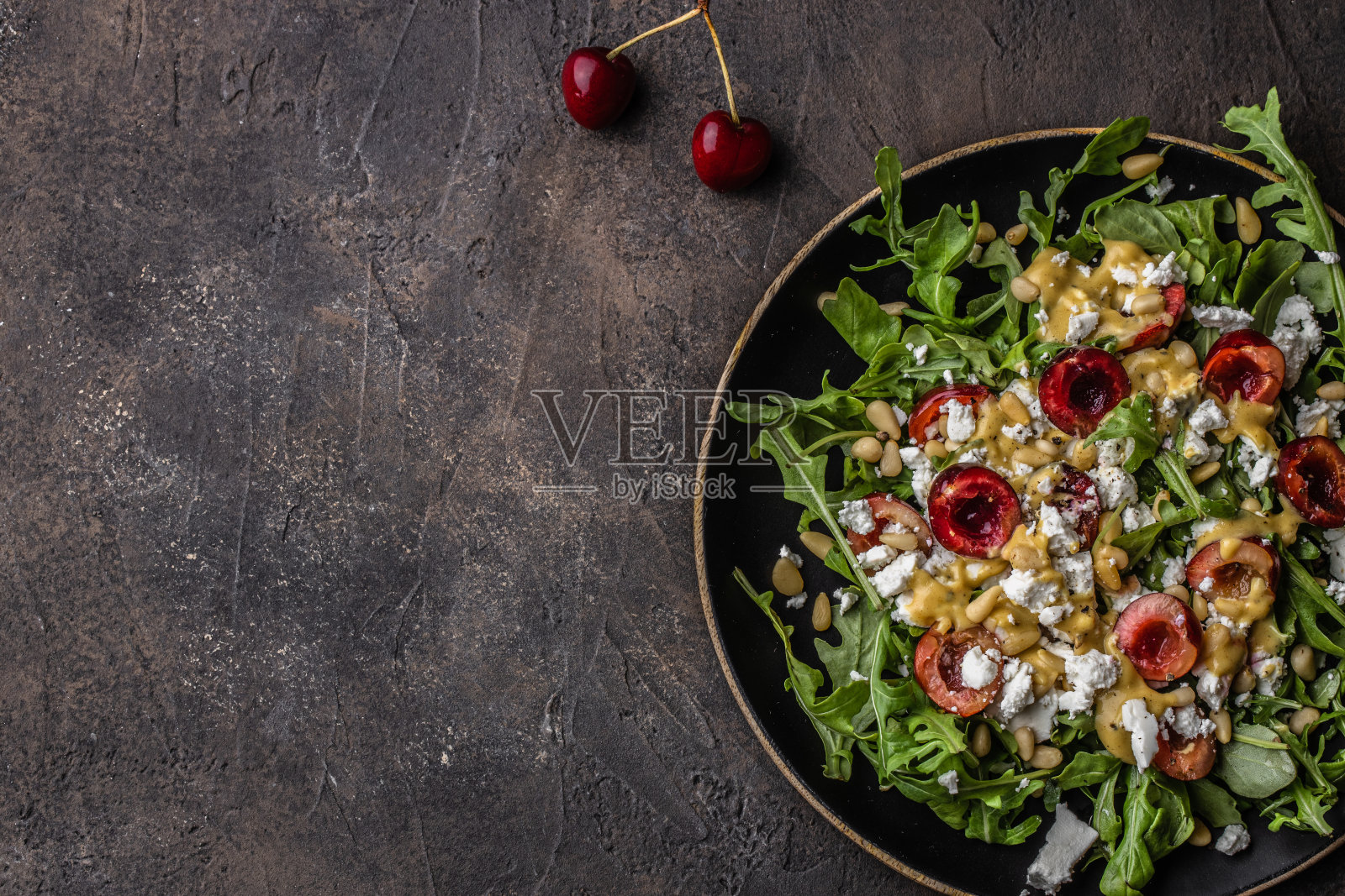 沙拉配芝麻菜，樱桃，山羊奶酪，松子，芥末橄榄油。本空间照片摄影图片