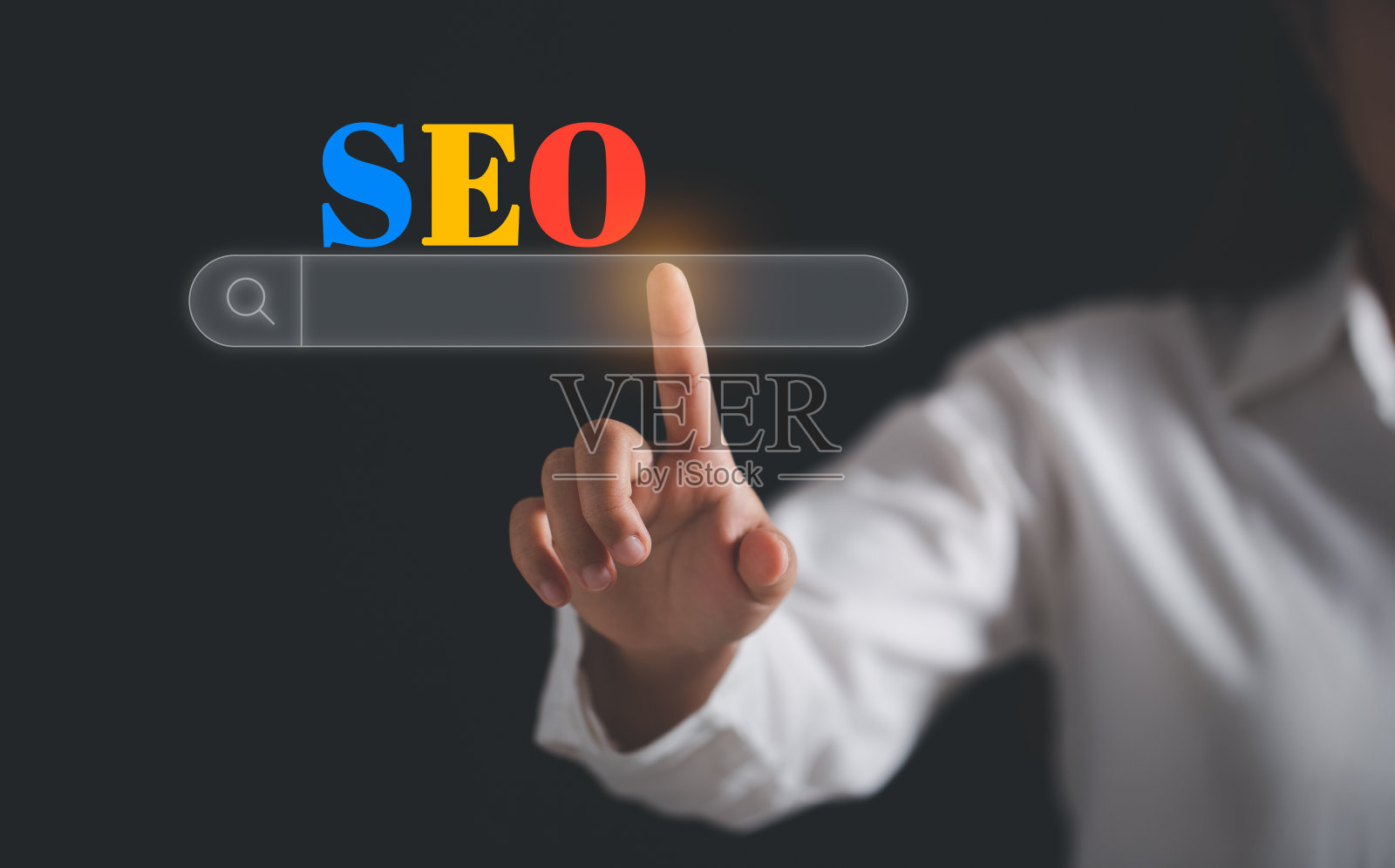 文字“SEO”与搜索栏在屏幕上。提升网站流量的概念，排名，优化您的网站排名在搜索引擎或SEO。照片摄影图片