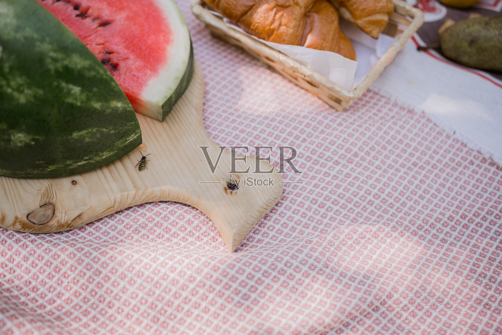 在公园里野餐西瓜和水果照片摄影图片