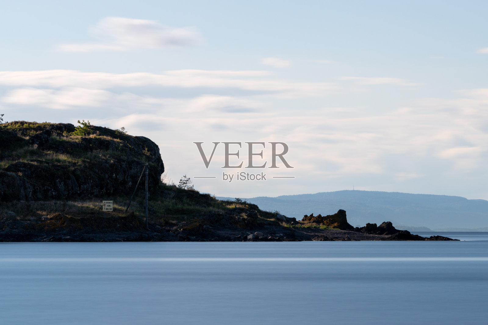 挪威莫斯市杰罗伊岛的岩石海岸照片摄影图片