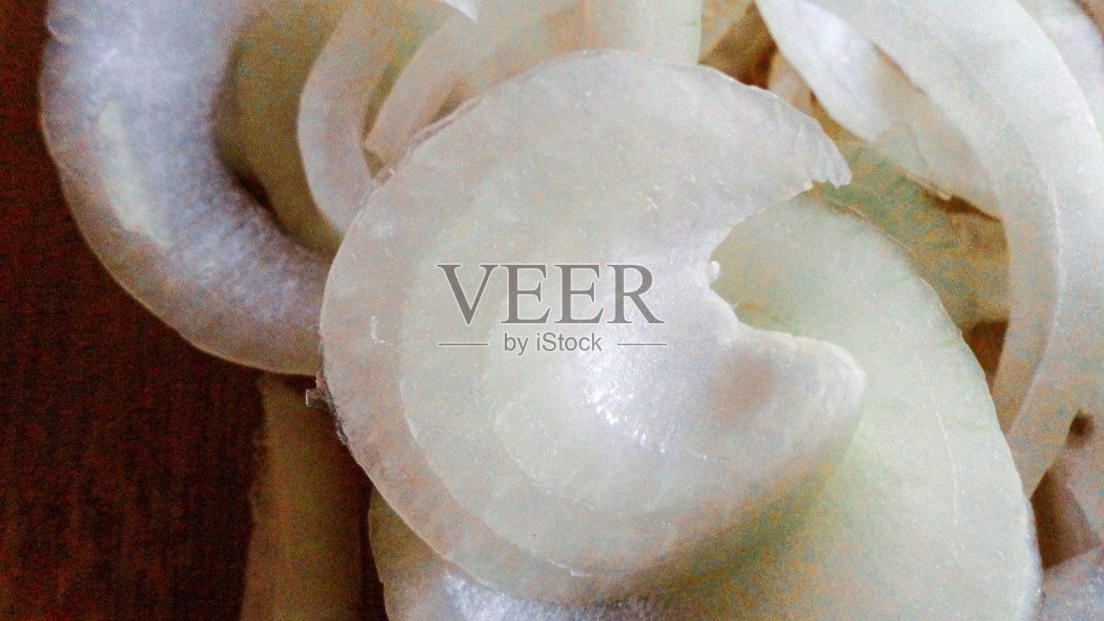 木制砧板上的有机白洋葱片照片摄影图片