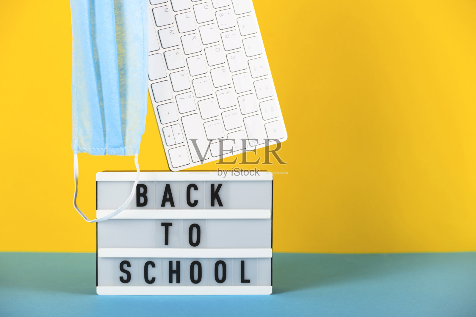 回到学校趋势背景下的远程学习概念照片摄影图片