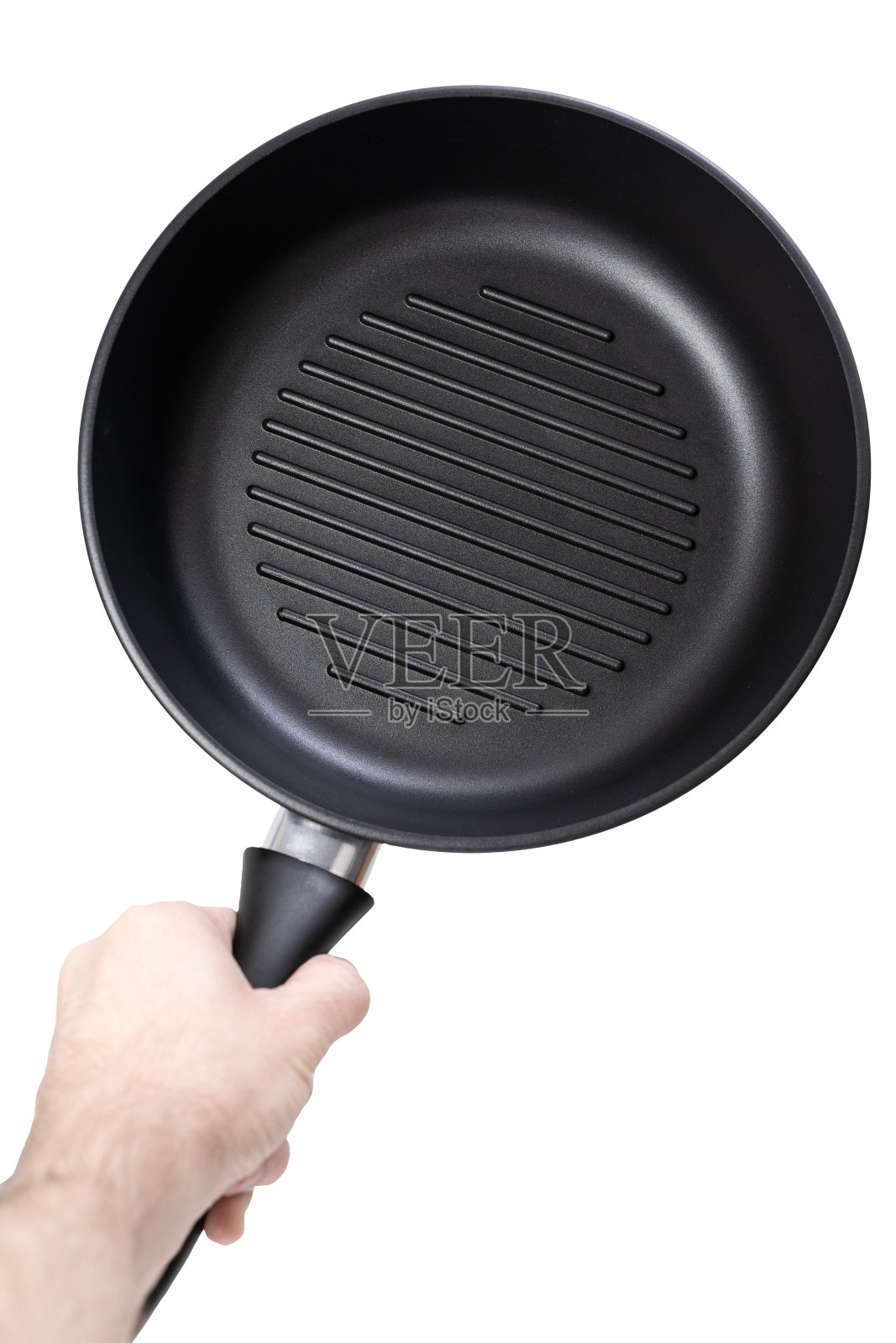 男子拿着一个铸铁煎锅烤架式孤立在白色背景上照片摄影图片