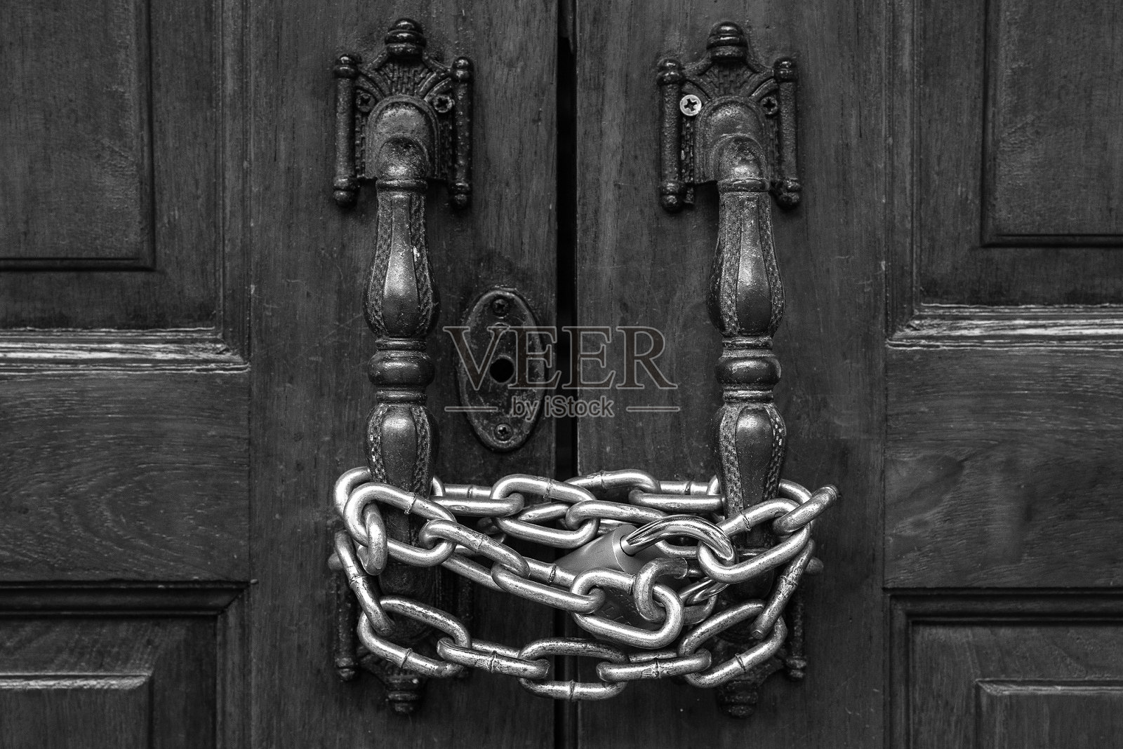 用铁链把门锁上照片摄影图片