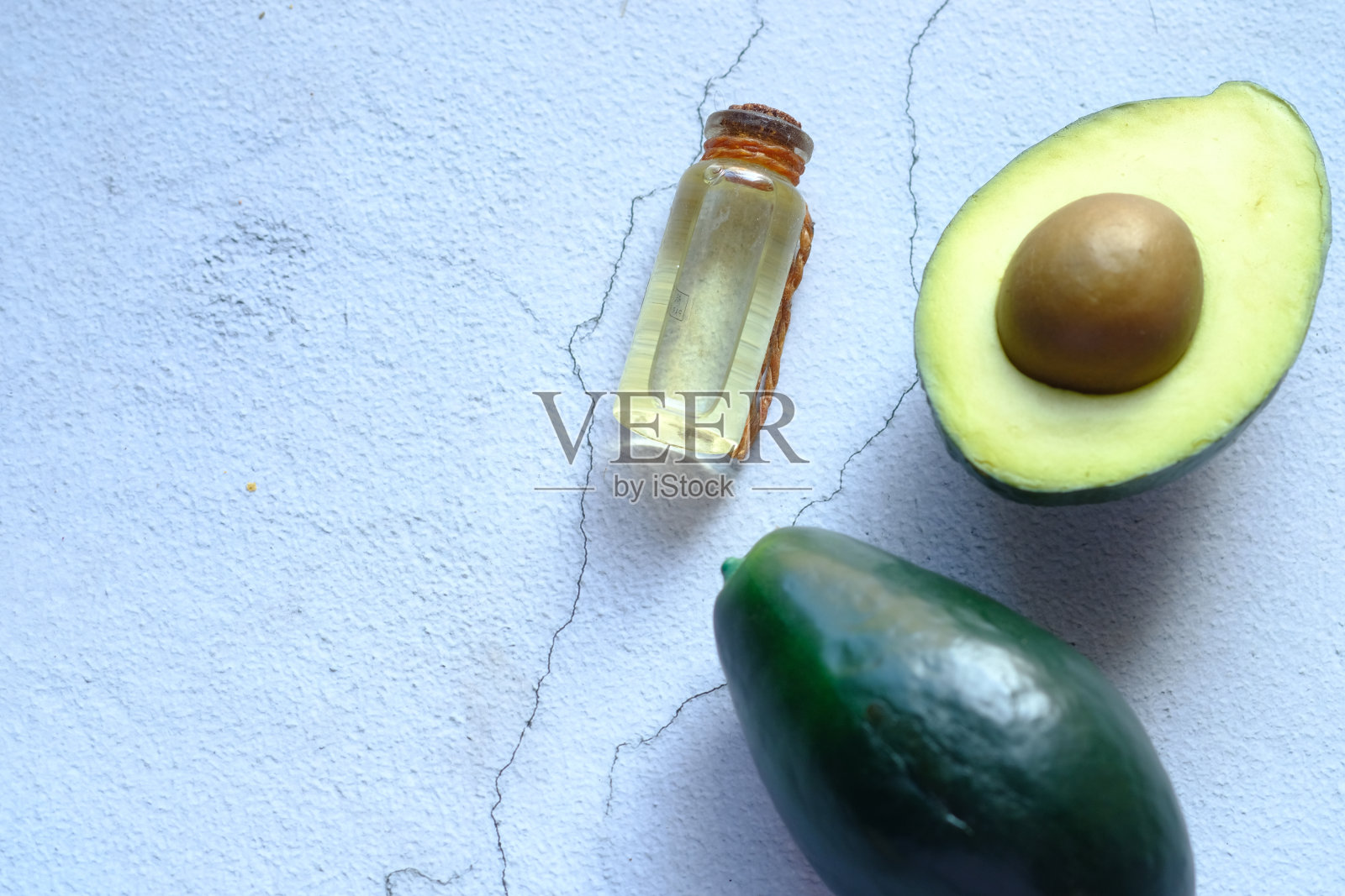 俯视图油和切片鳄梨在木桌上照片摄影图片