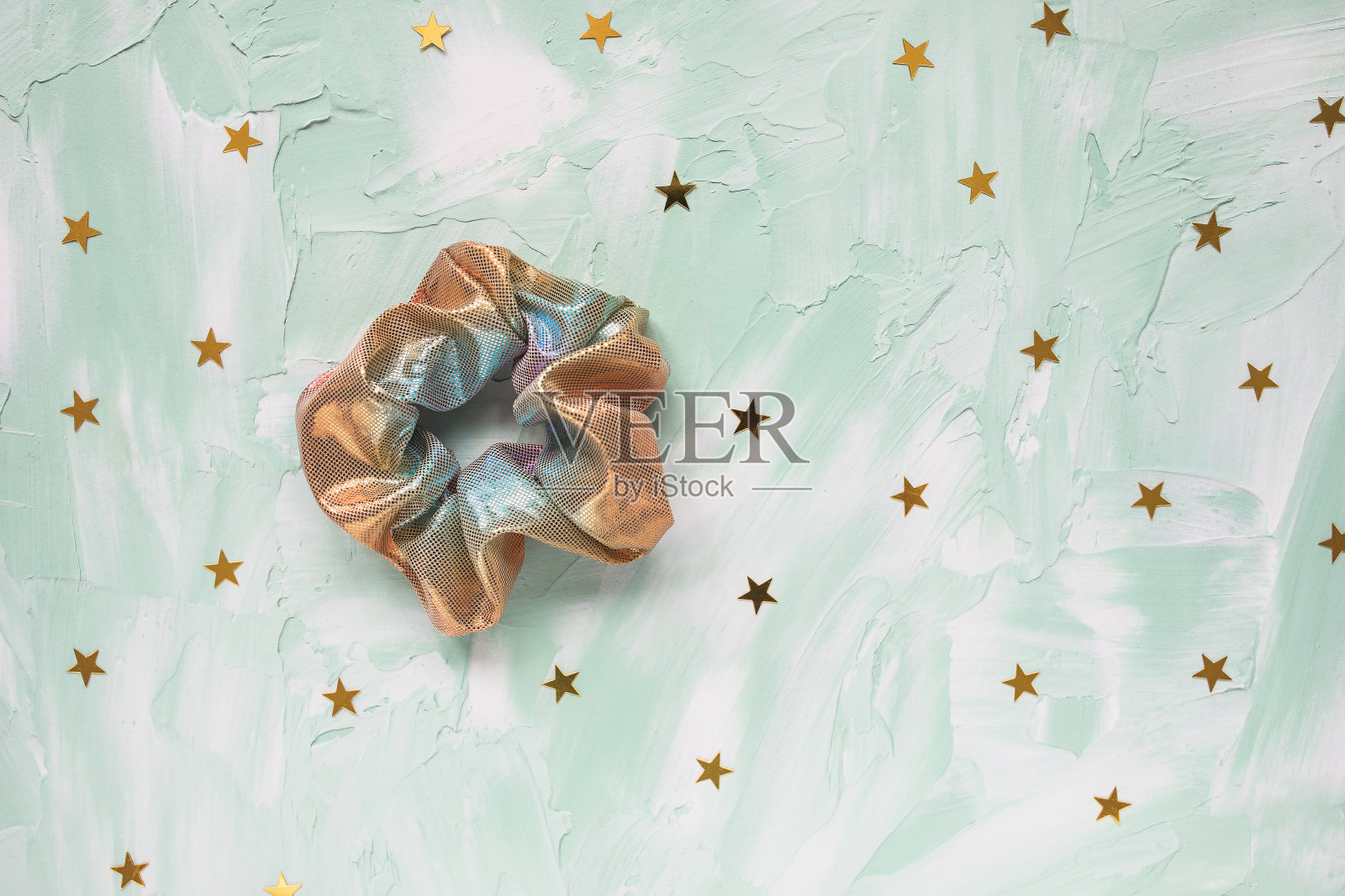 时尚的全息发圈和星星在绿色照片摄影图片