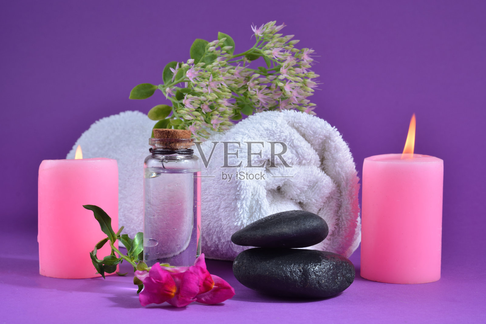 美丽的水疗装饰孤立在紫色的背景在工作室照片摄影图片