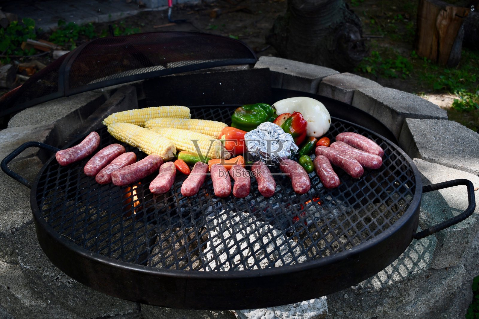 烤德式香肠配玉米、辣椒和茄子照片摄影图片