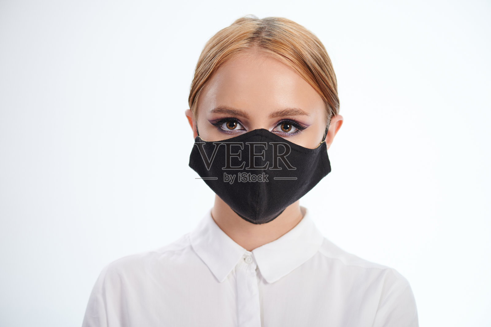 戴着黑色面具的年轻女子肖像照片摄影图片