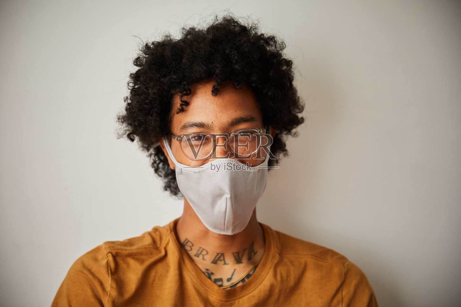 年轻男子在防护面具下微笑照片摄影图片