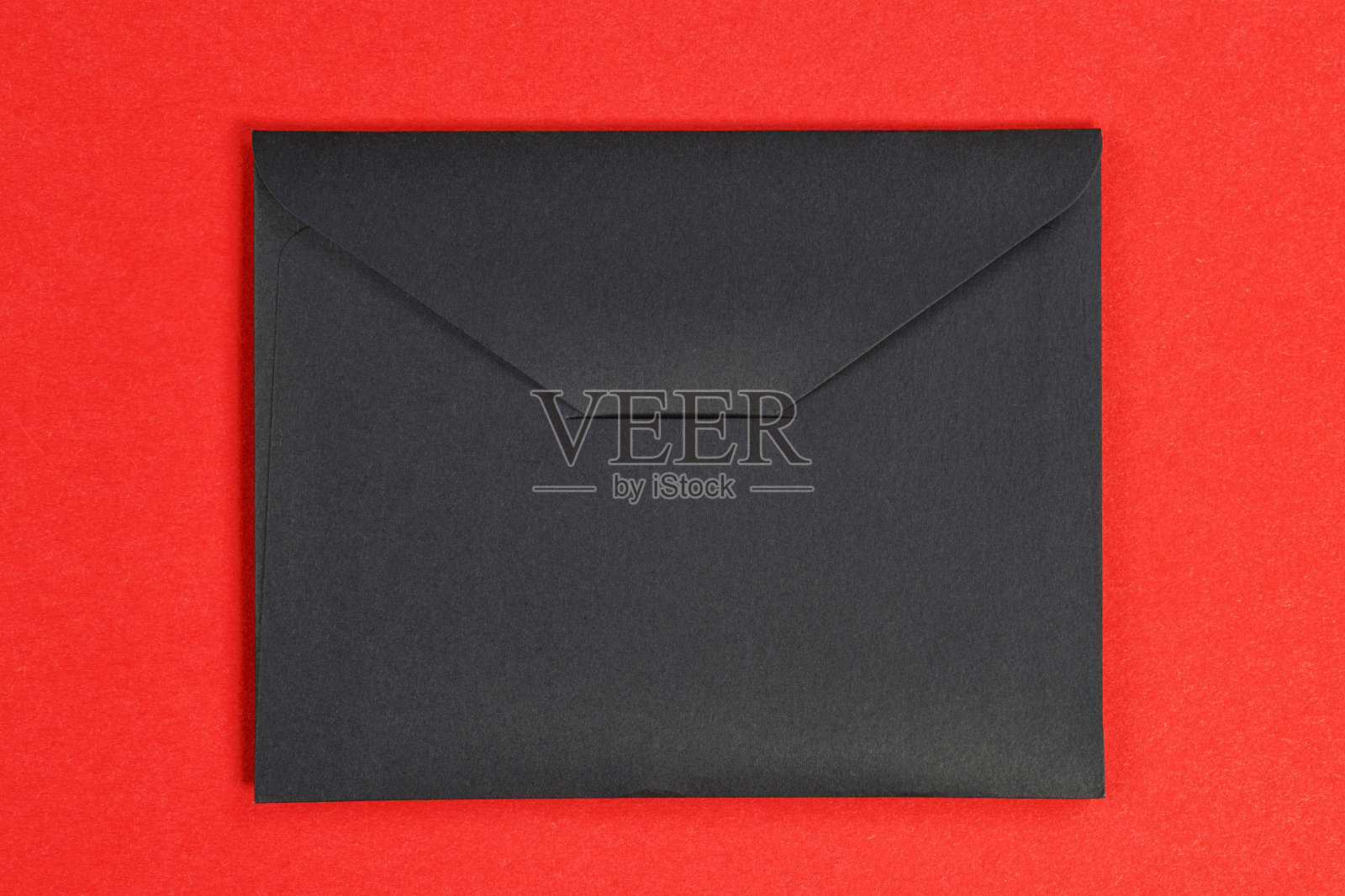与剪切路径隔离的黑色纸板信封照片摄影图片