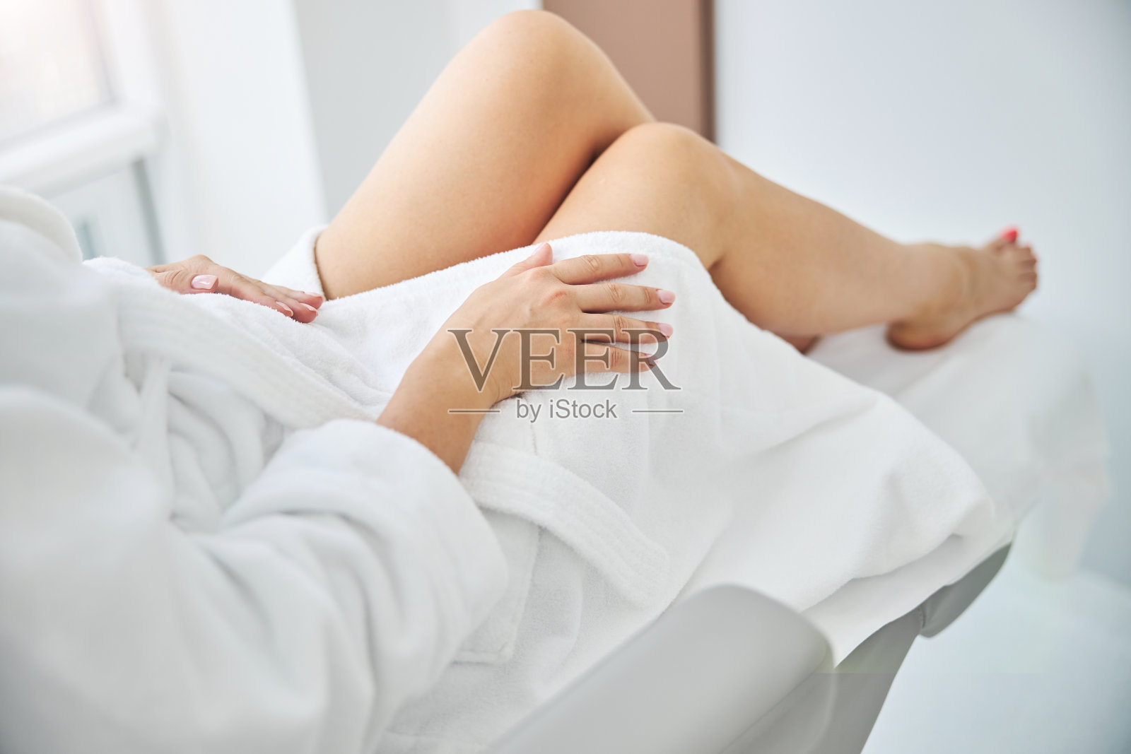 赤脚女病人在接受治疗前照片摄影图片