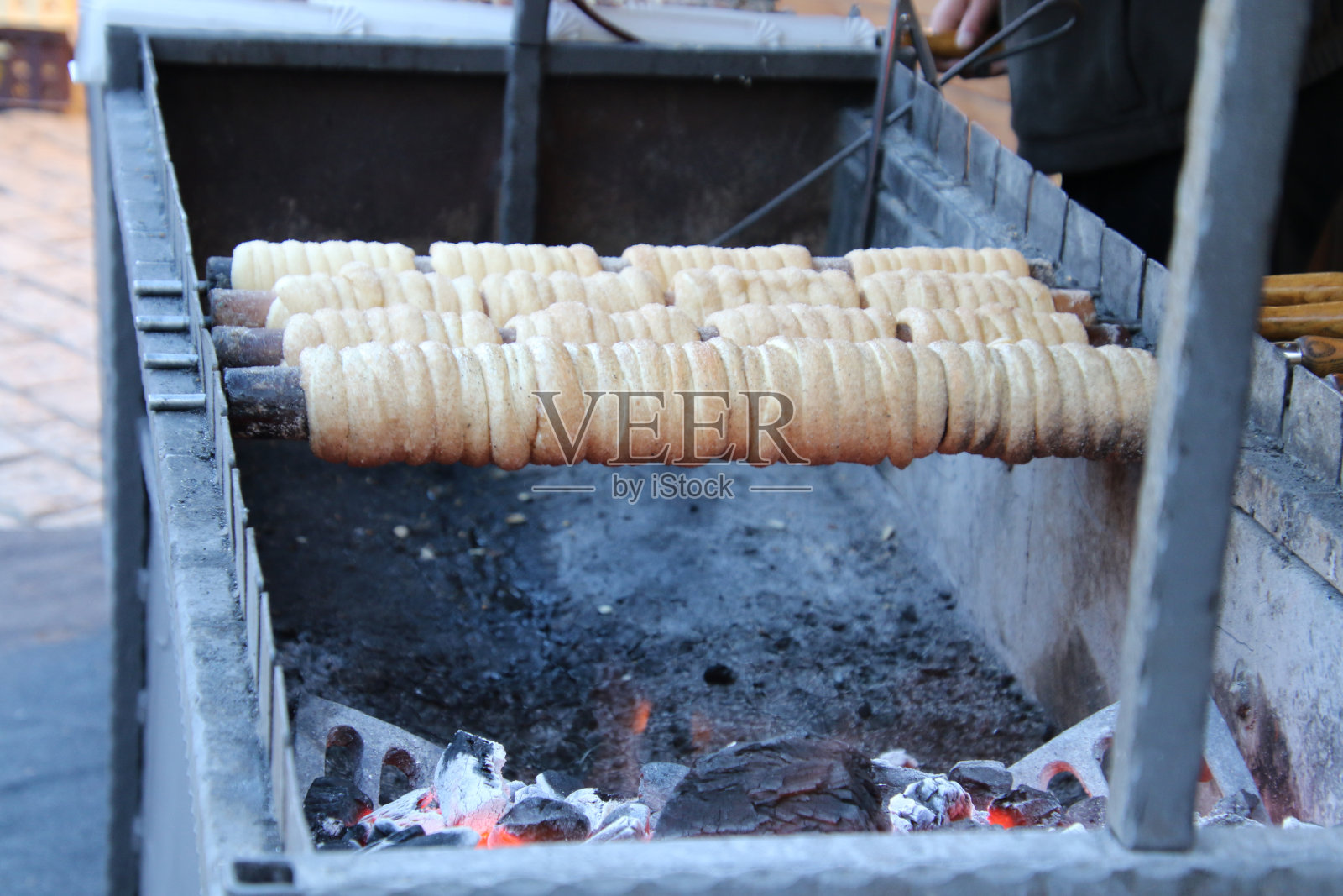 烟囱蛋糕在烤炉上转动照片摄影图片