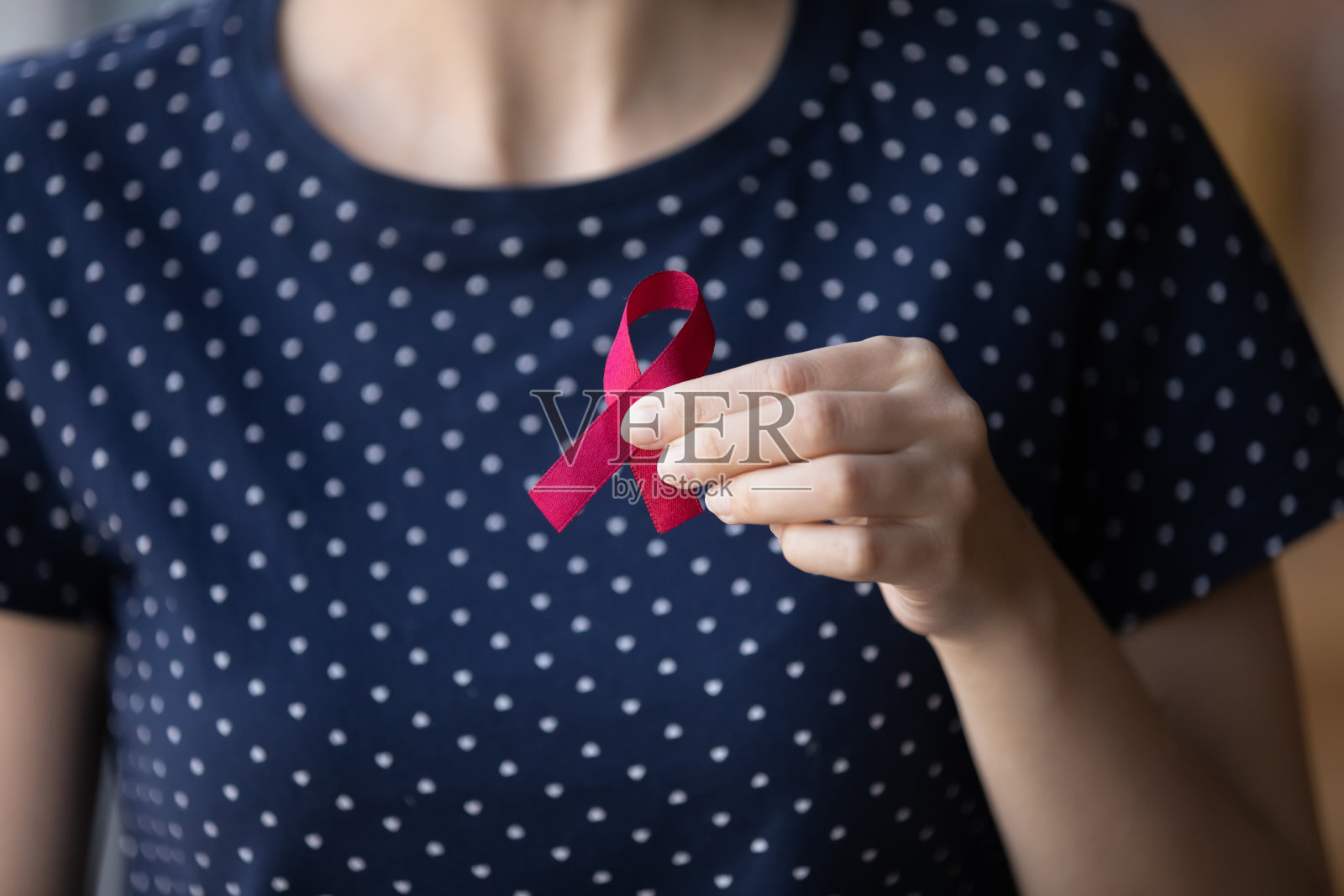 特写的女子手持红丝带以示支持照片摄影图片