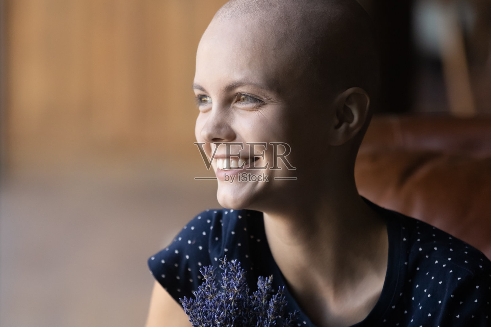 微笑年轻的无毛女性遭受癌症的梦想照片摄影图片