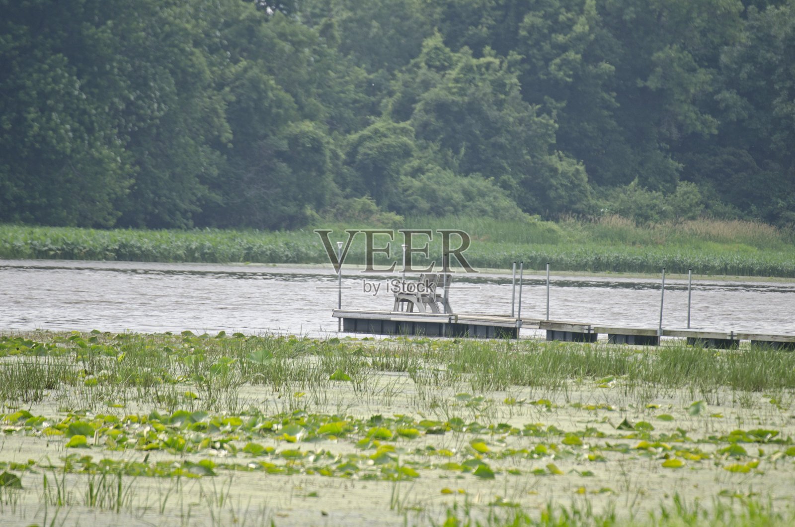 在水上的长椅上休息照片摄影图片