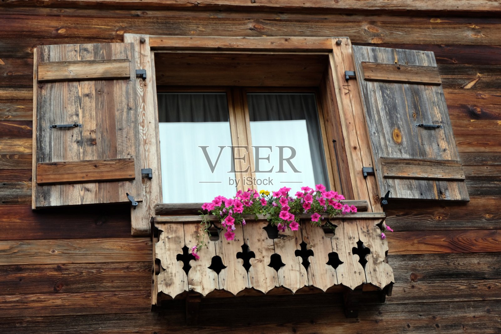 百叶窗打开的窗户照片摄影图片