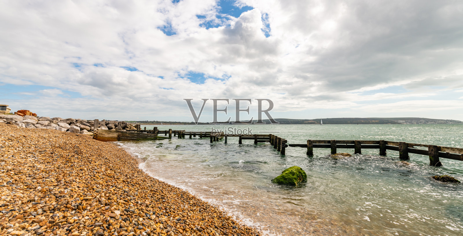 凯港海滩上的木制海防照片摄影图片