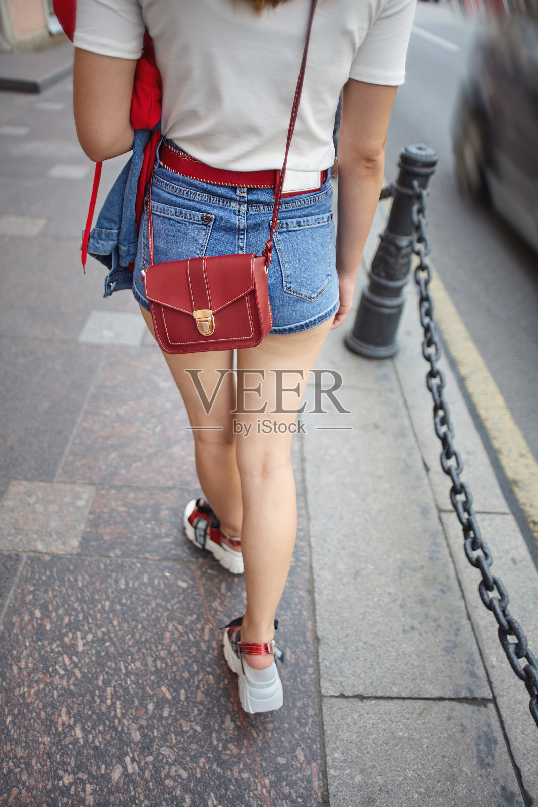 一个白人妇女在户外散步。照片摄影图片