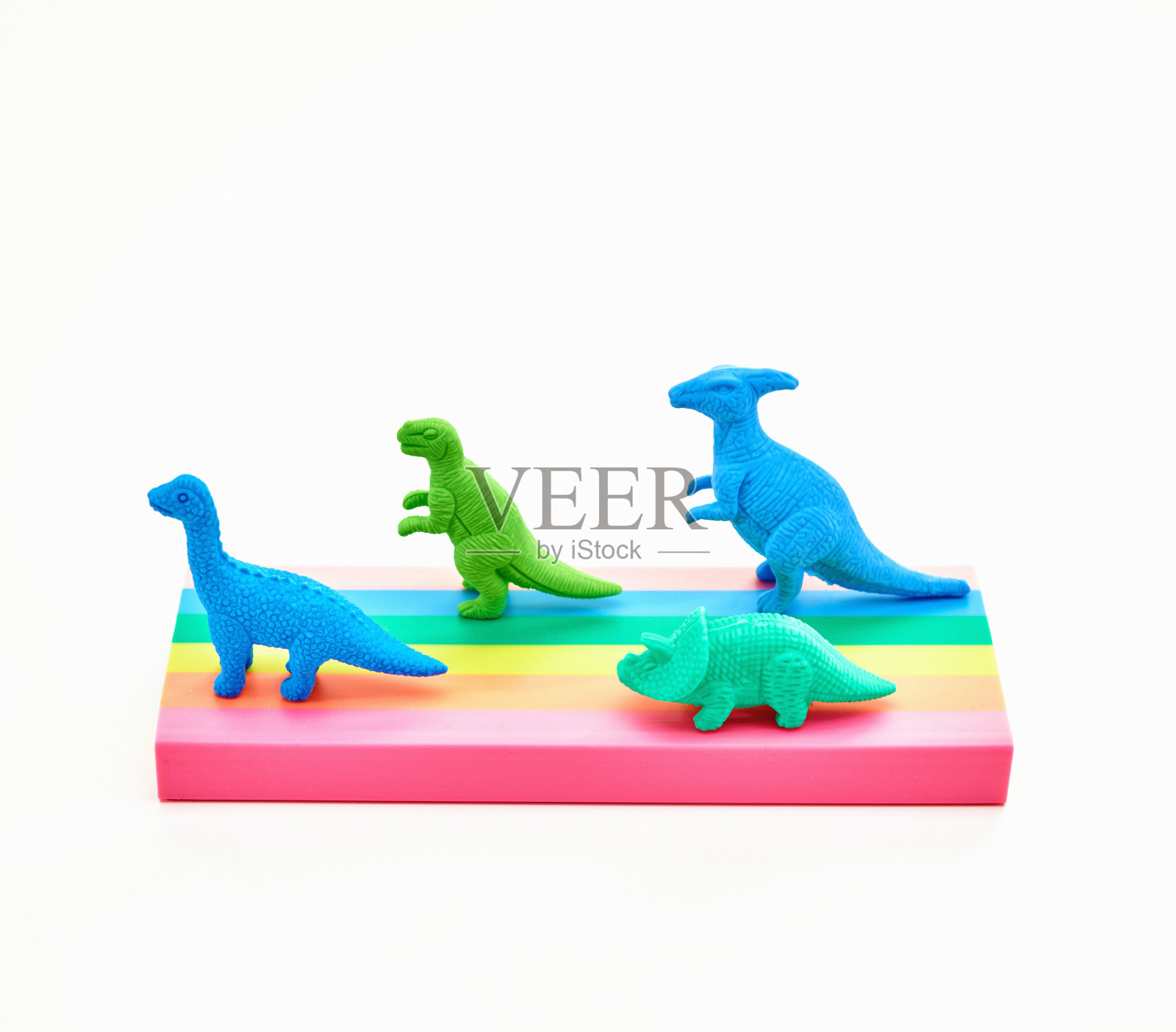 可爱的恐龙在彩虹色的道路上赛跑照片摄影图片