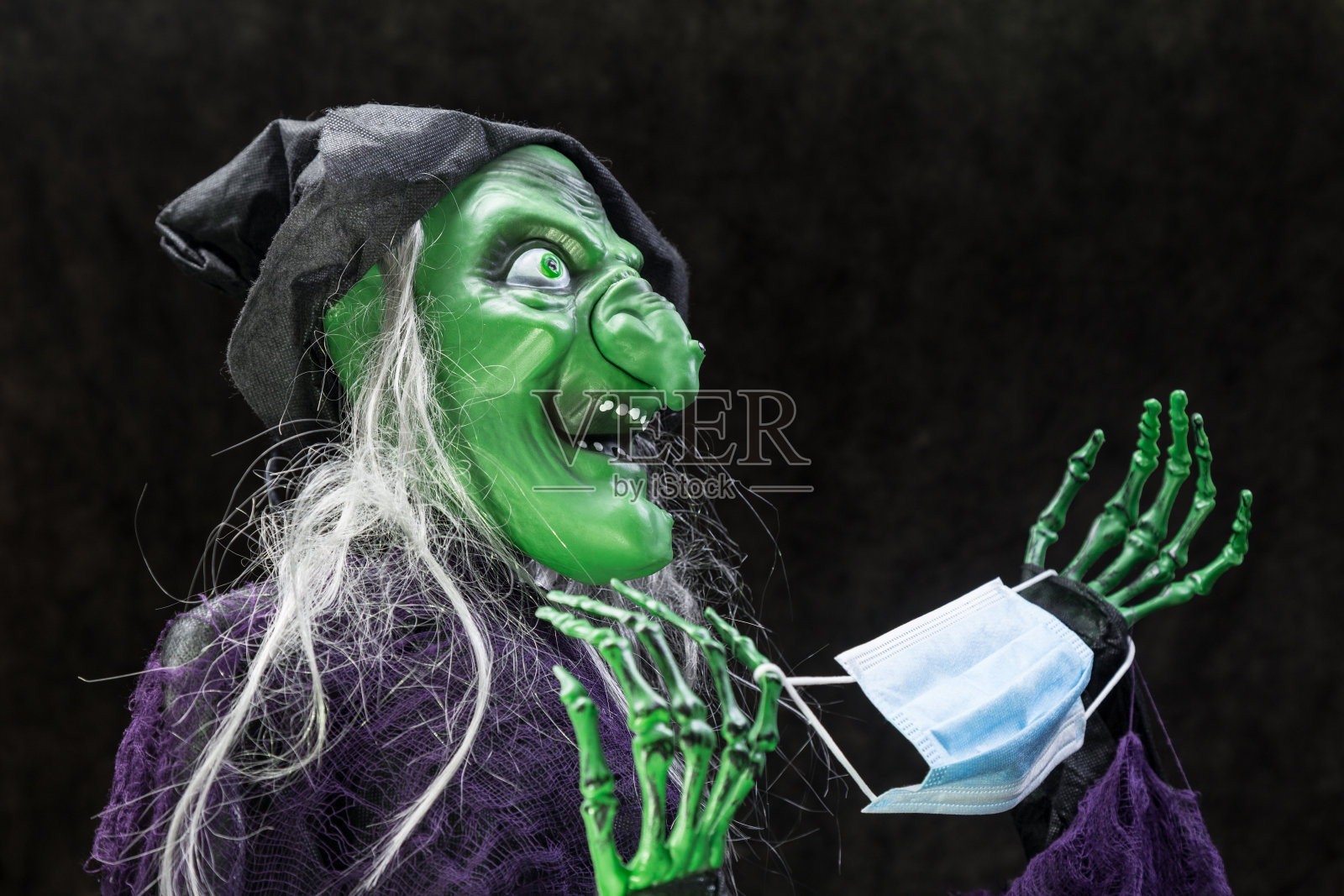 拿着防护面罩的女巫照片摄影图片