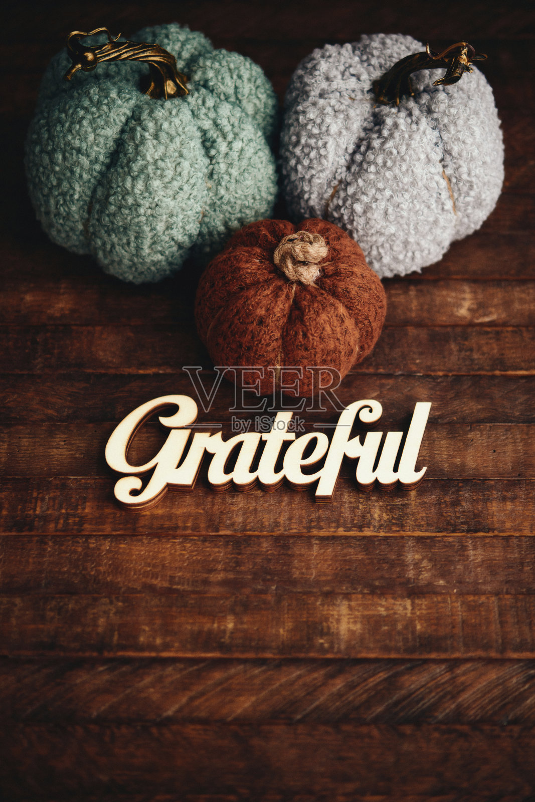 感恩节秋天的背景与三个编织的南瓜和季节信息照片摄影图片