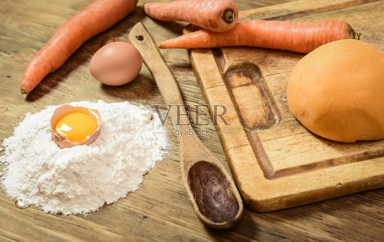 木勺放在桌子上照片摄影图片