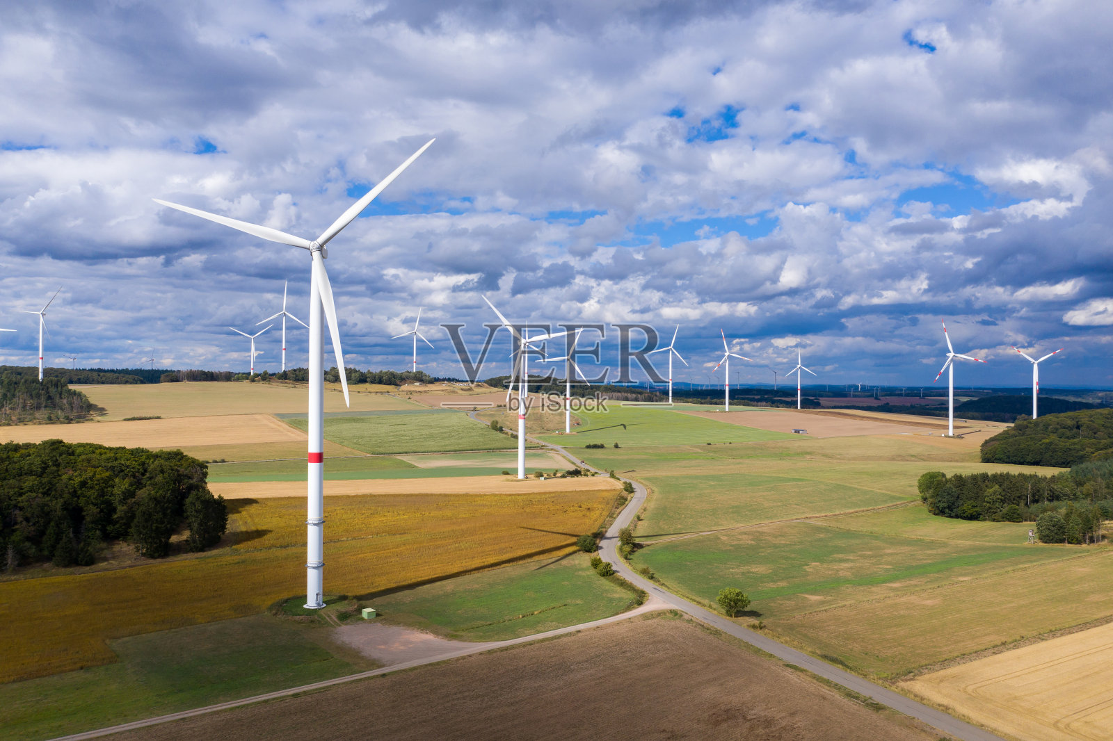 一些风轮在乡村的半空中照片摄影图片