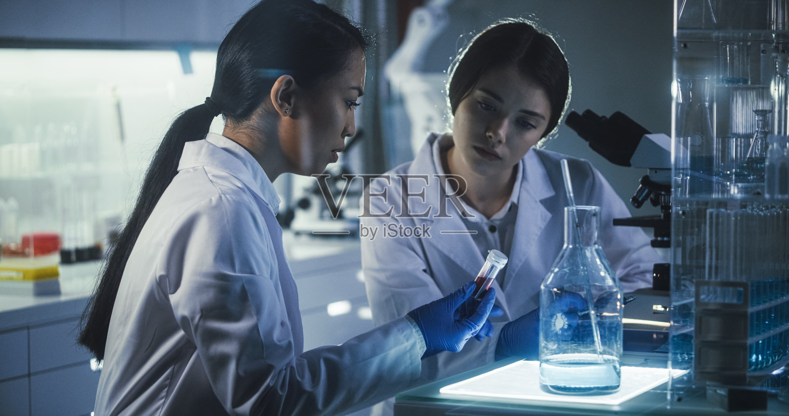 女科学家下班后工作。未来实验室设备照片摄影图片