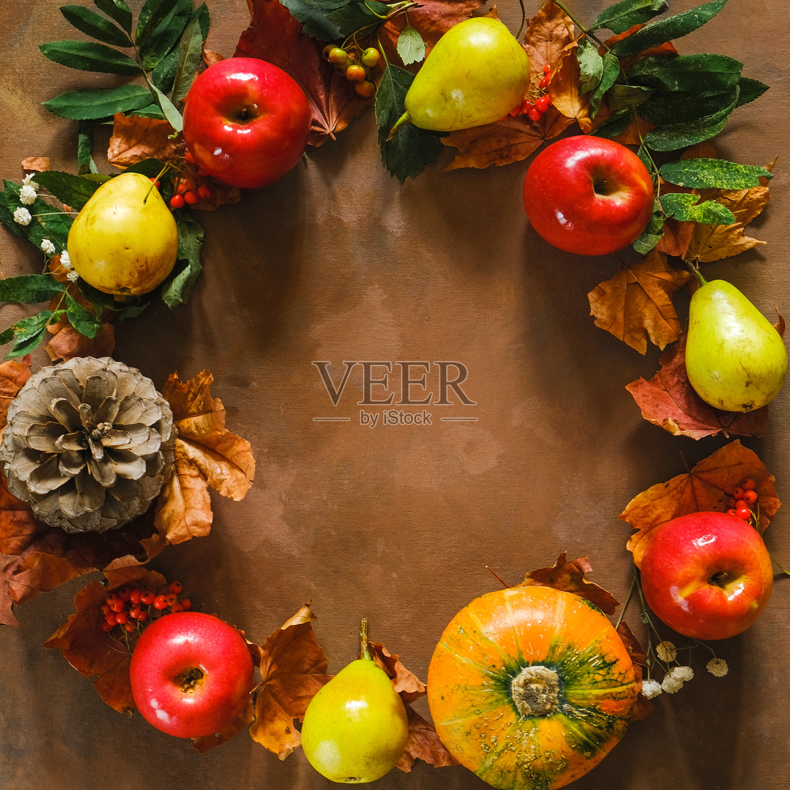 由秋叶、南瓜和水果制成的框架。照片摄影图片