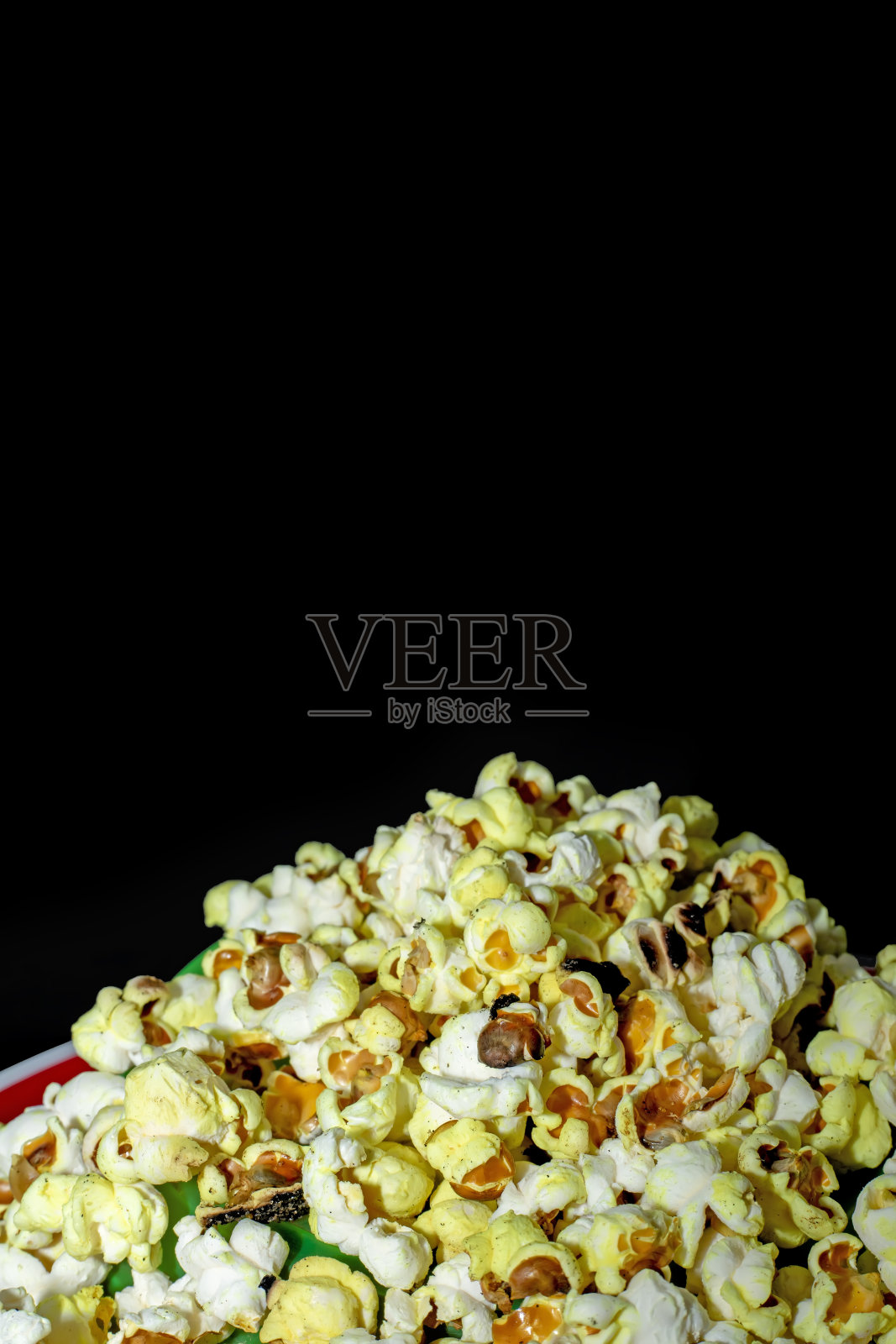 爆米花被孤立在黑色的背景上照片摄影图片